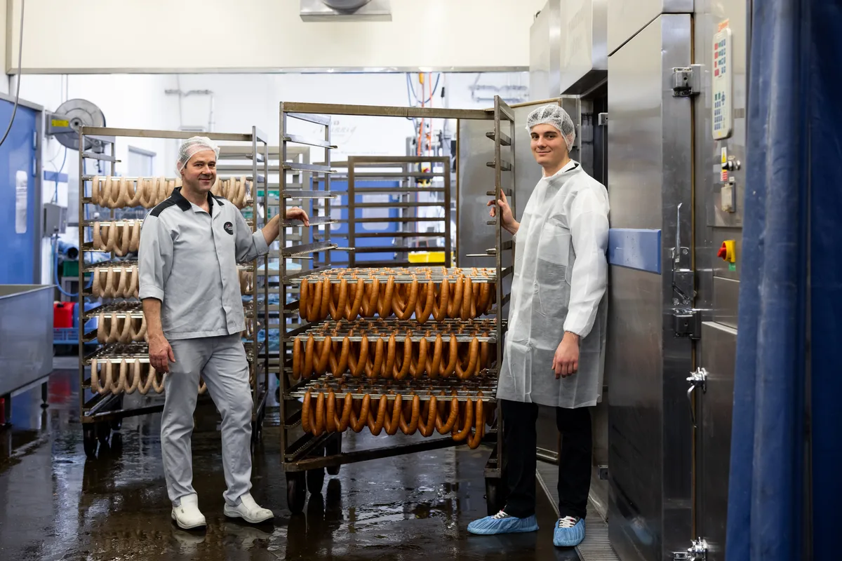 Zwei Männer bei der Schübligproduktion